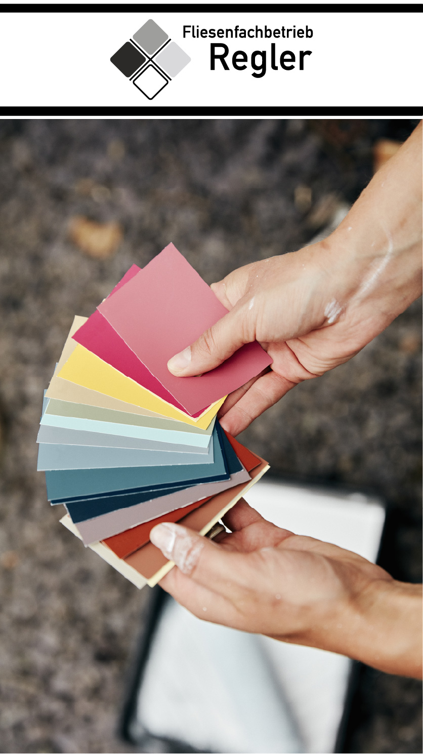 Rainer Regler Banner – Bunte Farbmuster für die Gestaltung von Innenräumen werden in einer Hand gehalten. Rainer Regler Banner - Bunte Farbmuster für die Gestaltung von Innenräumen werden in einer Hand gehalten.